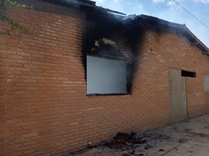 Casa abandonada pega fogo em Arapiraca