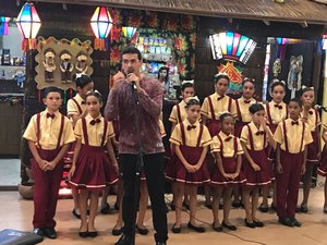 Vídeo: Coral Anjos de Luz se apresenta no shopping de Arapiraca