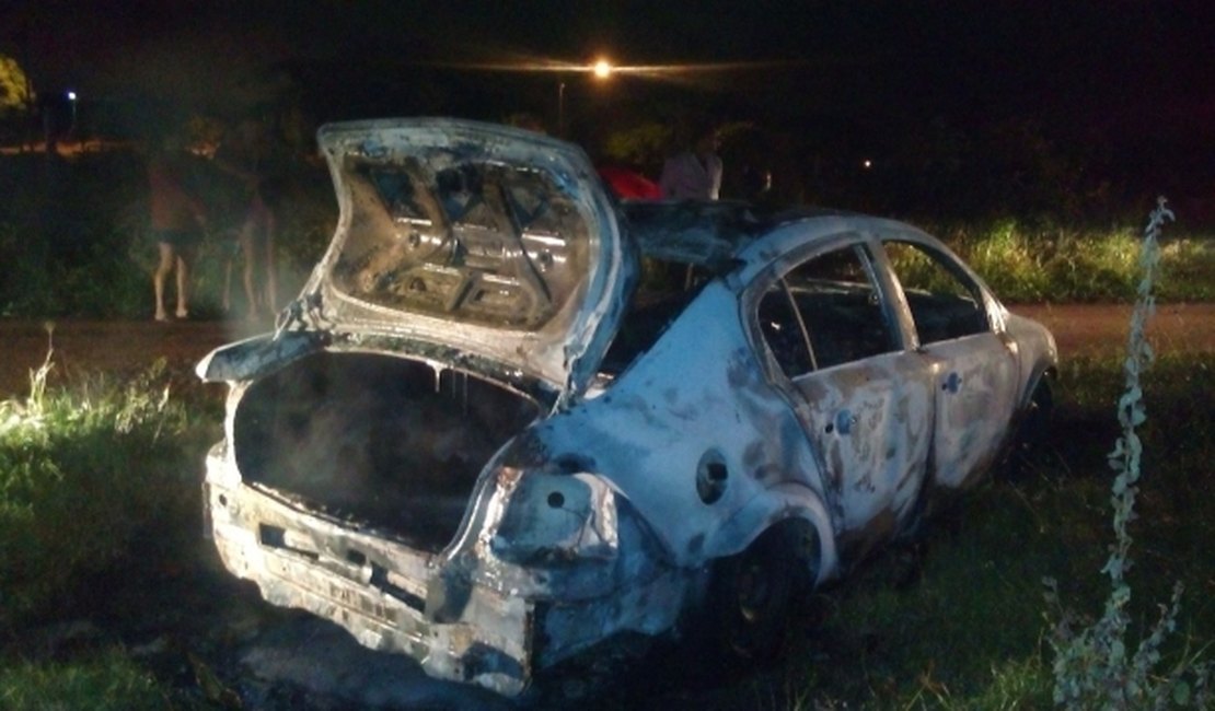 [Vídeo]Carro é encontrado depenado e carbonizado, em Arapiraca