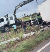 Caminhão frigorífico tomba na entrada de Pindorama e derruba poste de energia