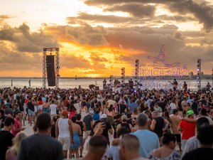 Abertura do Verão Massayó é marcada por música e alegria na Praia de Jaraguá