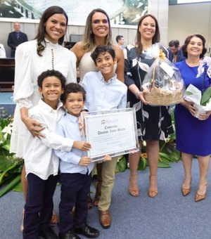Sessão solene homenageia legado do juiz John Silas com entrega de comenda à família