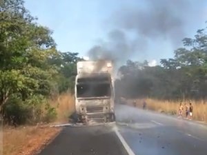 [Vídeo] Caminhão pega fogo, motorista ora e chuva cai na mesma hora