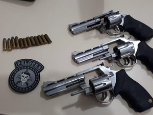 Dupla é detida com três armas dentro da mala de veículo Arapiraca