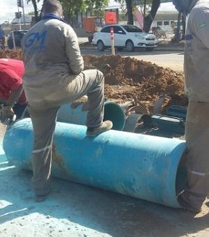Motoristas precisam desviar de buracos em obra deixada pela Casal em Arapiraca