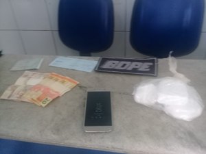 Com três pedras de cocaína, homem é preso no Barro Duro