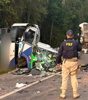 Acidente entre micro-ônibus e carreta deixa 23 mortos no Paraná
