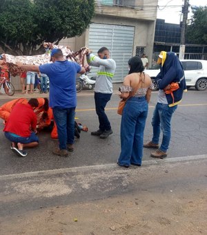 Duplo acidente entre carro e  moto deixa uma mulher ferida no município de Arapiraca