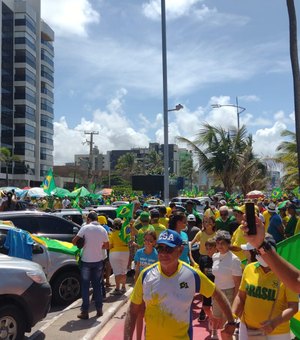 Apoiadores de Bolsonaro fazem passeata na orla de Maceió