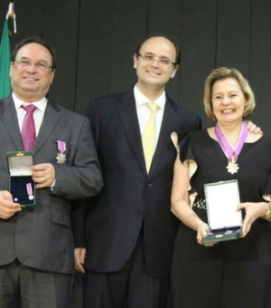 Luciano Barbosa recebe medalha pelos avanços na Educação em Alagoas