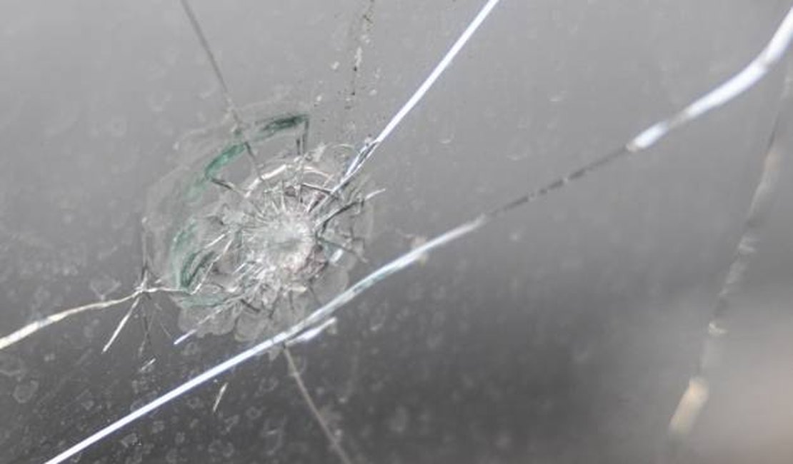 Após batida, motorista quebra para-brisa de carro em Arapiraca durante briga de trânsito