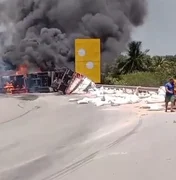 Carreta carregada de ração tomba e pega fogo em Porto Real do Colégio