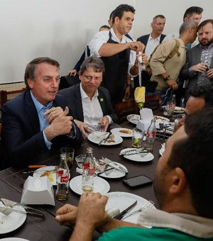 'Estou comendo pão que diabo amassou', diz Bolsonaro a caminhoneiros