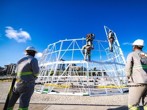 [Vídeo] Árvore de Natal de 34 metros começa a ser montada no Marco dos Corais em Maceió
