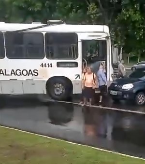 Colisão entre ônibus e carro deixa trânsito lento no bairro Gruta de Lourdes, em Maceió