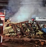 [Vídeo] Casa incendiada por homem explode, desaba e atinge outros imóveis