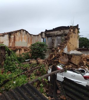 Casa antiga desaba e destroços atingem carros de estacionamento vizinho