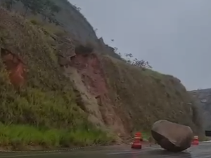 Deslizamento de pedra compromete trecho da BR-416 entre Colônia Leopoldina e Ibateguara