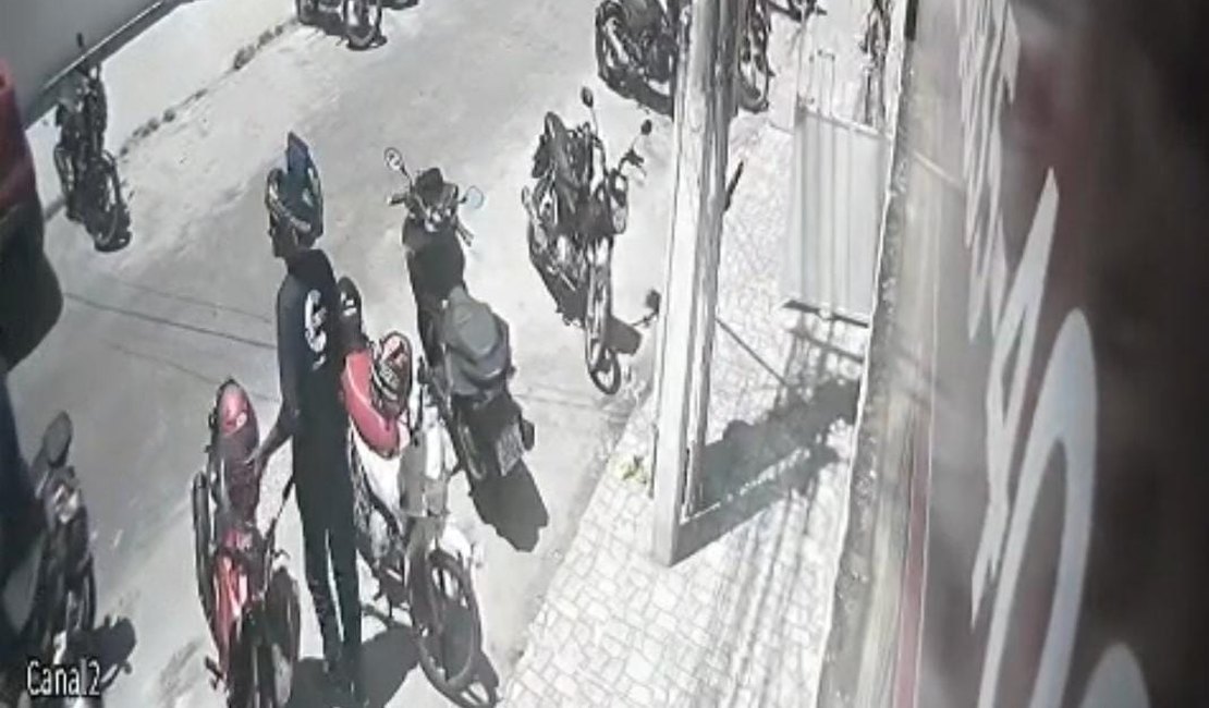 Homem é flagrado furtando capacete de moto estacionada no bairro da Jatiúca