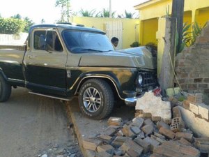 Condutor colide em muro em povoado da zona rural de Arapiraca