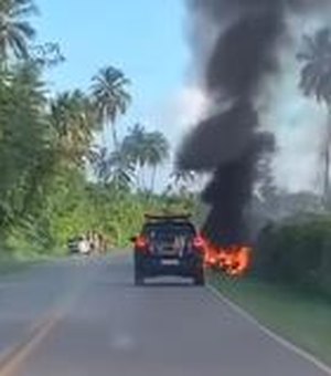 Buggy pega fogo na AL-101 Norte em trecho de acesso à Praia do Patacho