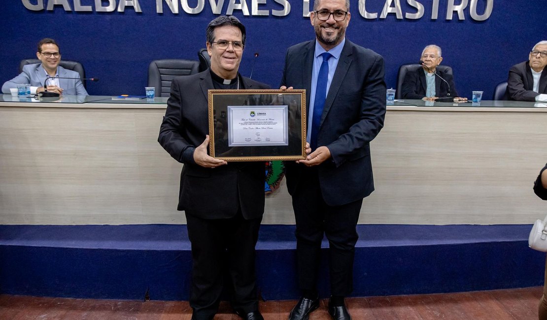 Leonardo Dias entrega Título de Cidadão Honorário de Maceió a Dom Beto Breis