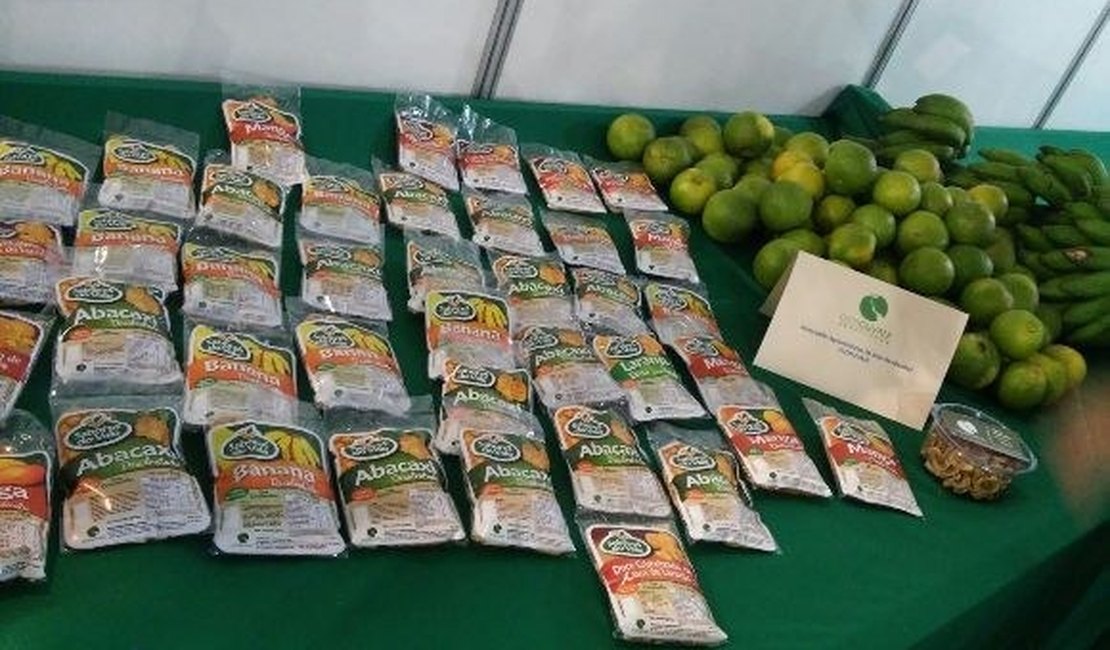 Agricultores familiares apresentam produtos em feira de supermercado