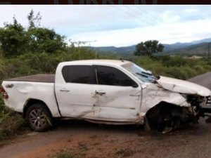 Condutora perde controle de direção e sobra em curva com caminhonete