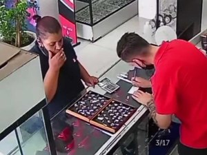 Mulher coloca anel de ouro na boca ao furtar relojoaria na Zona Leste de São Paulo; veja vídeo