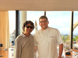 Djavan visita novo restaurante badalado de Maceió e aprecia pôr do sol na orla da Pajuçara