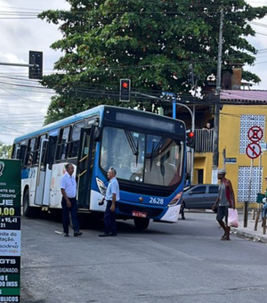 Ônibus fica preso em buraco e causa lentidão no trânsito na Feirinha do Tabuleiro