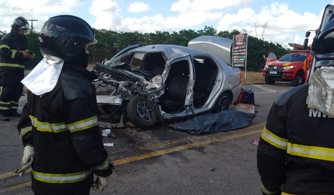 Uma pessoa morre e duas ficam feridas após colisão entre carro e ônibus no trevo de Cajueiro