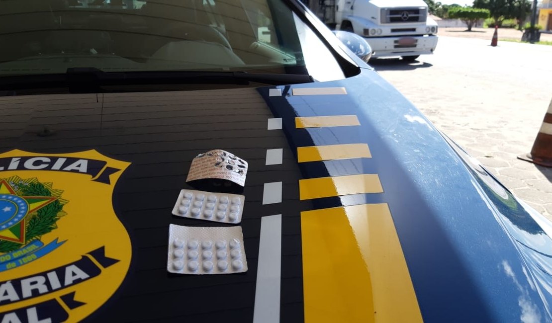 PRF prende caminhoneiro sob efeito de anfetamina, além de outras duas pessoas, no Sertão