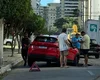 Carro cai em cratera aberta após chuvas no bairro da Ponta Verde, em Maceió