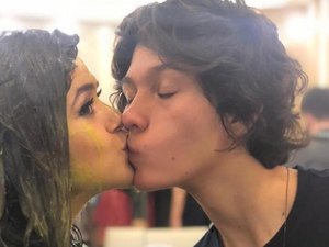 Maisa celebra 1 ano de namoro com jantar e bolo da sogra: 'Atura ou surta'