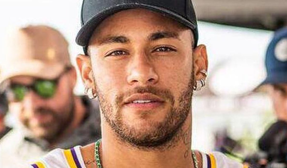 Neymar é flagrado bebendo e passando objeto 'estranho' para amigo