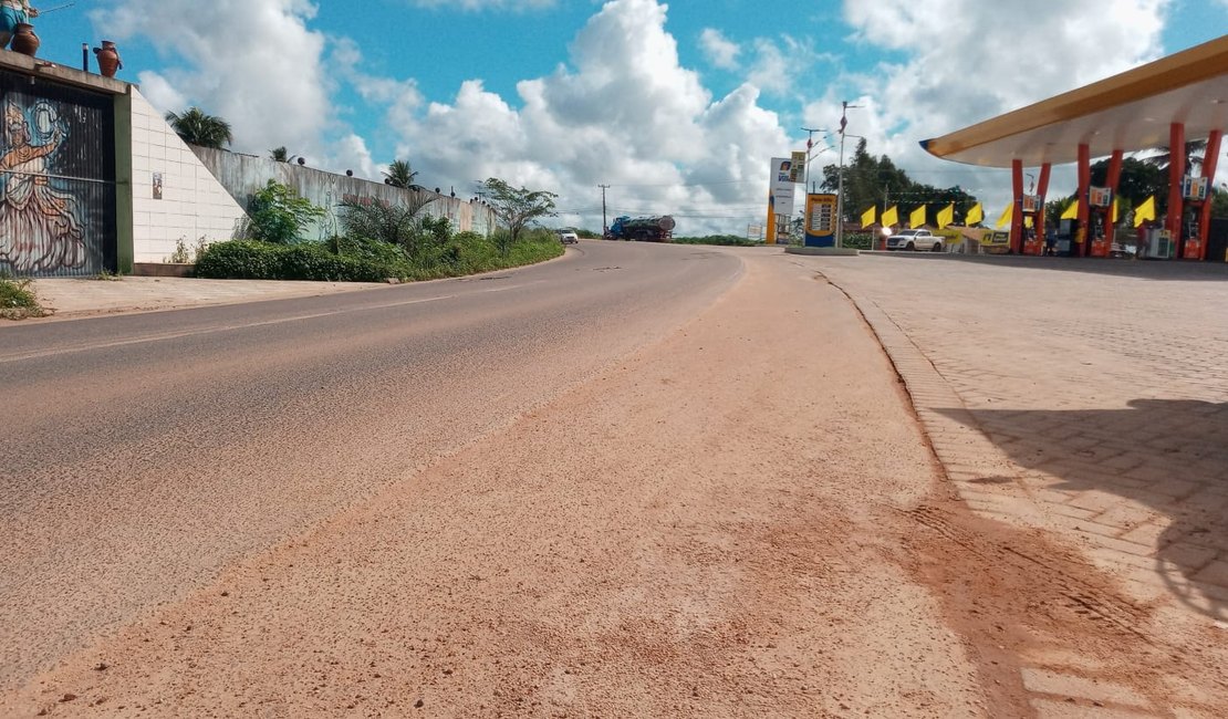 Colisão lateral entre carro e moto é registrada na AL 115