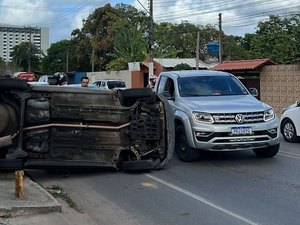 Três pessoas ficam feridas após carro capotar no bairro Garça Torta, em Maceió