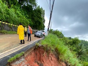 Fortes chuvas: Defesa Civil interdita parcialmente ladeira de Fernão Velho