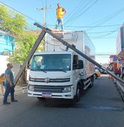 [Video] Semáforo cai em caminhão e interrompe trânsito na Avenida Rio Branco e Rua São Francisco