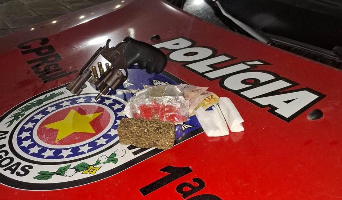 Homem tenta evitar abordagem da PM, mas é flagrado e preso com arma e drogas em Anadia