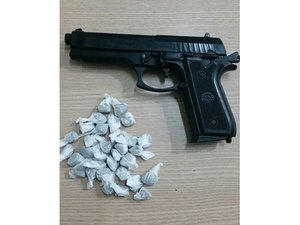 Adolescente é apreendido com drogas e simulacro de arma de fogo