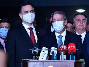 Lira e Pacheco recebem de Bolsonaro MP que autoriza privatização da Eletrobras