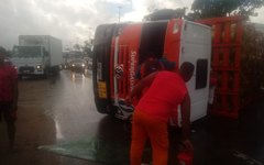 Caminhão de transporte de botijões de gás tombou na BR-104, em Maceió