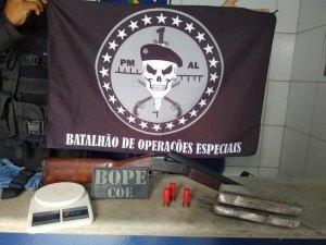Jovem é preso com mais de 1 kg de maconha e espingarda, em Rio Largo
