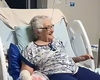 Noiva visita avó após casamento e emociona internautas