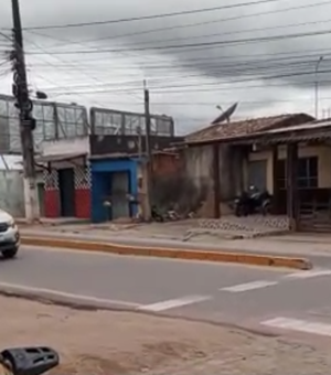 Motociclistas arriscam a vida em conversão irregular na Avenida Benjamin Freire, em Arapiraca