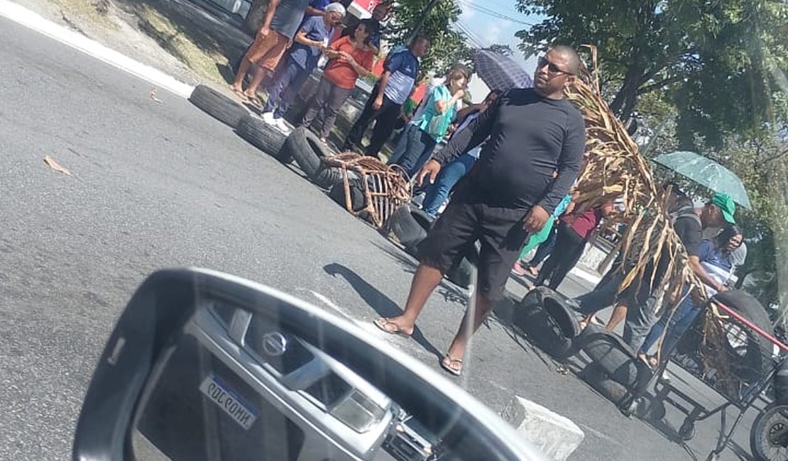 Funcionários do Hospital Veredas realizam mais um protesto nesta terça-feira (25)