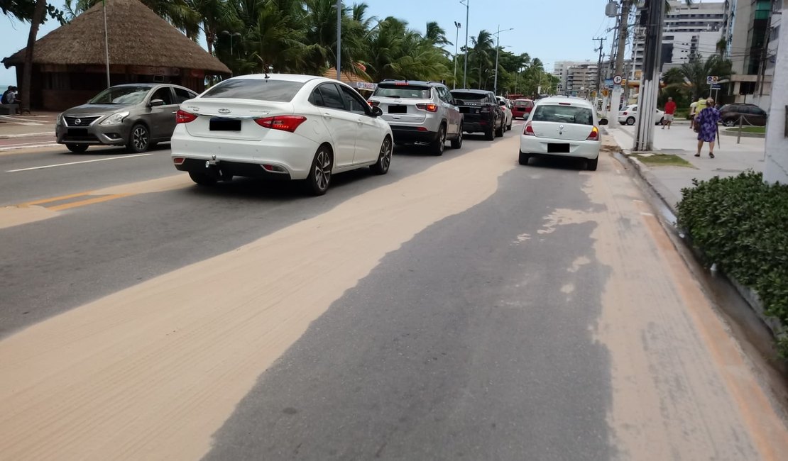 Prefeitura realiza retirada de areia na Avenida Álvaro Otacílio