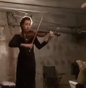 Violinista toca em abrigo antibomba da Ucrânia e causa comoção. Vídeo